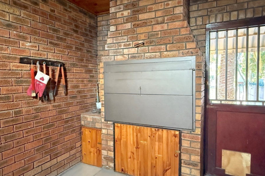To Let 2 Bedroom Property for Rent in Oakglen Western Cape